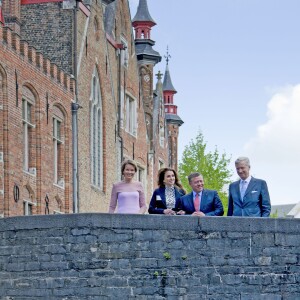 La reine Mathilde de Belgique, la reine Rania de Jordanie, le roi Abdullah II de Jordanie et le roi Philippe de Belgique en promenade dans Bruges le 19 mai 2016 dans le cadre de la visite d'Etat de deux jours du couple royal hachémite.