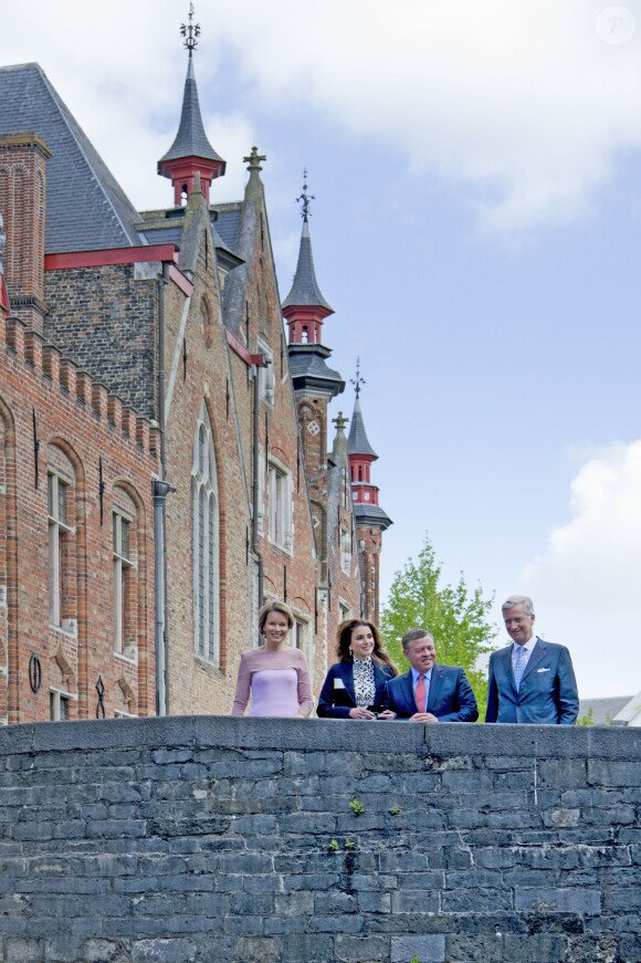 La reine Mathilde de Belgique, la reine Rania de Jordanie, le roi Abdullah II de Jordanie et le roi Philippe de Belgique en promenade dans Bruges le 19 mai 2016 dans le cadre de la visite d'Etat de deux jours du couple royal hachémite.