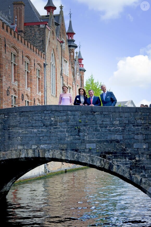La reine Mathilde de Belgique, la reine Rania de Jordanie, le roi Abdullah II de Jordanie et le roi Philippe de Belgique en promenade dans Bruges le 19 mai 2016 dans le cadre de la visite d'Etat de deux jours du couple royal hachémite.