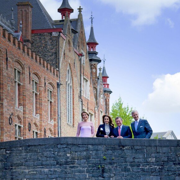 La reine Mathilde de Belgique, la reine Rania de Jordanie, le roi Abdullah II de Jordanie et le roi Philippe de Belgique en promenade dans Bruges le 19 mai 2016 dans le cadre de la visite d'Etat de deux jours du couple royal hachémite.