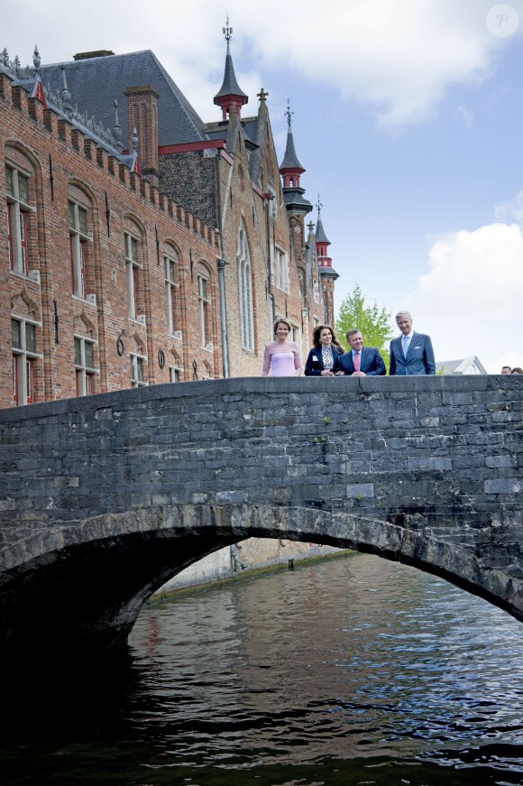 La reine Mathilde de Belgique, la reine Rania de Jordanie, le roi Abdullah II de Jordanie et le roi Philippe de Belgique en promenade dans Bruges le 19 mai 2016 dans le cadre de la visite d'Etat de deux jours du couple royal hachémite.