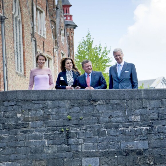 La reine Mathilde de Belgique, la reine Rania de Jordanie, le roi Abdullah II de Jordanie et le roi Philippe de Belgique en promenade dans Bruges le 19 mai 2016 dans le cadre de la visite d'Etat de deux jours du couple royal hachémite.