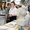 La reine Mathilde de Belgique et la reine Rania de Jordanie en visite au Musée Memling à Bruges le 19 mai 2016