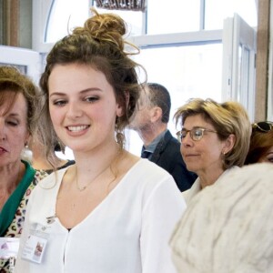 La reine Mathilde de Belgique et la reine Rania de Jordanie en visite au Musée Memling à Bruges le 19 mai 2016