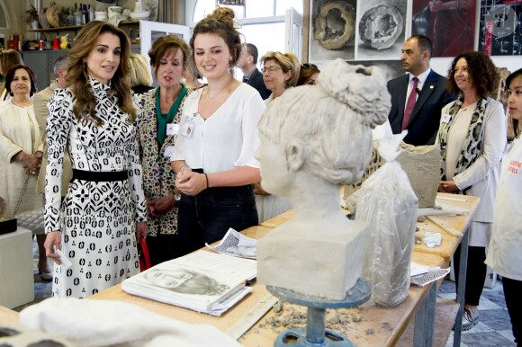La reine Mathilde de Belgique et la reine Rania de Jordanie en visite au Musée Memling à Bruges le 19 mai 2016