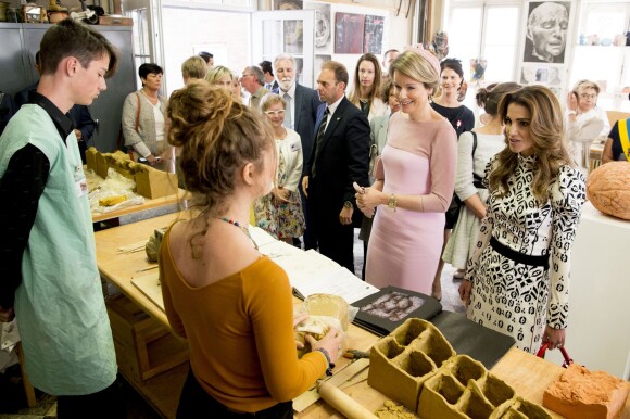 La reine Mathilde de Belgique et la reine Rania de Jordanie en visite au Musée Memling à Bruges le 19 mai 2016