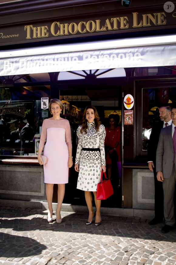 La reine Mathilde de Belgique et la reine Rania de Jordanie en visite chez le chocolatier Dominique Persoone à Bruges le 19 mai 2016