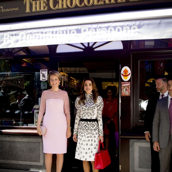 La reine Mathilde de Belgique et la reine Rania de Jordanie en visite chez le chocolatier Dominique Persoone à Bruges le 19 mai 2016