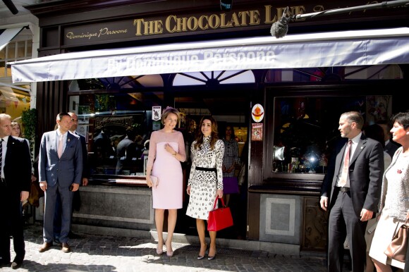 La reine Mathilde de Belgique et la reine Rania de Jordanie en visite chez le chocolatier Dominique Persoone à Bruges le 19 mai 2016