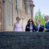 La reine Mathilde de Belgique, la reine Rania de Jordanie, le roi Abdullah II de Jordanie et le roi Philippe de Belgique en promenade dans Bruges le 19 mai 2016 dans le cadre de la visite d'Etat de deux jours du couple royal hachémite.