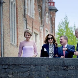 La reine Mathilde de Belgique, la reine Rania de Jordanie, le roi Abdullah II de Jordanie et le roi Philippe de Belgique en promenade dans Bruges le 19 mai 2016 dans le cadre de la visite d'Etat de deux jours du couple royal hachémite.