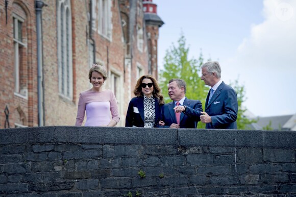 La reine Mathilde de Belgique, la reine Rania de Jordanie, le roi Abdullah II de Jordanie et le roi Philippe de Belgique en promenade dans Bruges le 19 mai 2016 dans le cadre de la visite d'Etat de deux jours du couple royal hachémite.
