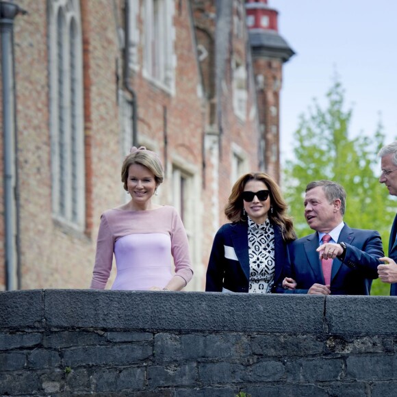 La reine Mathilde de Belgique, la reine Rania de Jordanie, le roi Abdullah II de Jordanie et le roi Philippe de Belgique en promenade dans Bruges le 19 mai 2016 dans le cadre de la visite d'Etat de deux jours du couple royal hachémite.