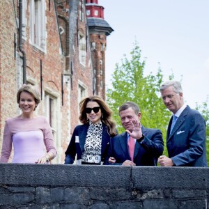 La reine Mathilde de Belgique, la reine Rania de Jordanie, le roi Abdullah II de Jordanie et le roi Philippe de Belgique en promenade dans Bruges le 19 mai 2016 dans le cadre de la visite d'Etat de deux jours du couple royal hachémite.
