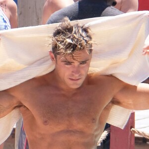 Zac Efron sur le tournage de 'Baywatch' sur l'île de Tybee en Géorgie, le 29 avril 2016