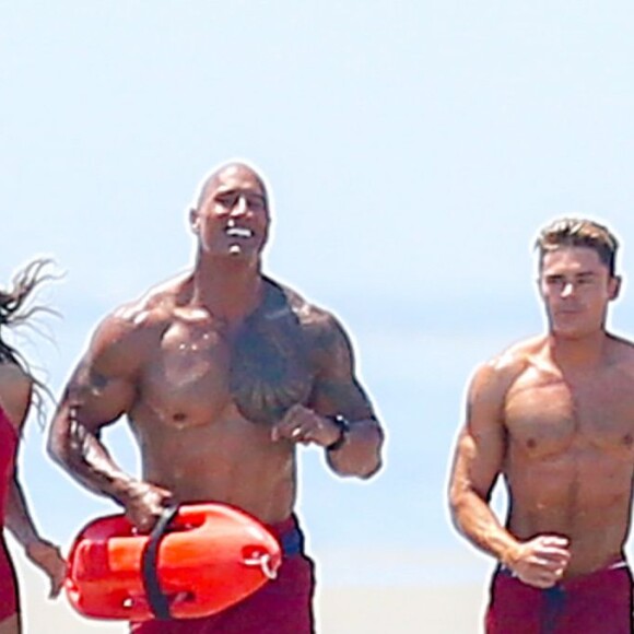 Exclusif - Kelly Rohrbach, Alexandra Daddario, Ilfenesh Hadera, Dwayne Johnson, Zac Efron et Jon Bass sur la plage de Malibu pour recréer la photo mythique de la série. En tombant, Zac Efron, dévoile son caleçon à pois! Le 21 avril 2016