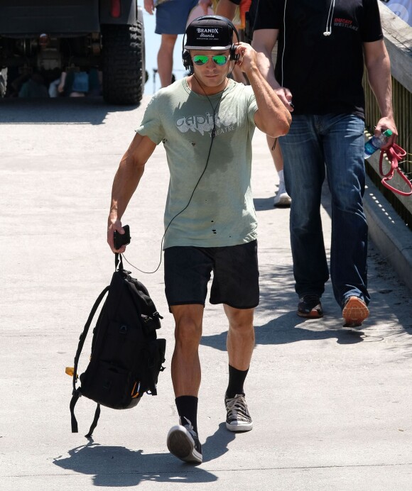 Zac Efron sur le tournage de 'Baywatch' sur l'île de Tybee en Géorgie, le 29 avril 2016