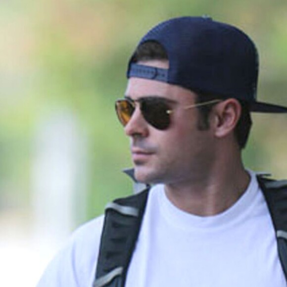 Zac Efron et sa petite amie Sami Miro se baladent en amoureux à Oahu à Hawaii , le 30 mai 2015