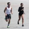 Exclusif - Zac Efron et sa petite amie Sami Miro font un jogging sur la plage de Tybee Island en Georgie, le 3 mai 2015.
