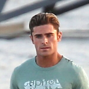 Zac Efron arrive sur le tournage de "Baywatch" avec un sac de voyage à Savannah le 29 mars 2016.