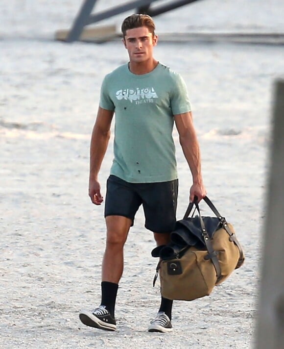 Zac Efron arrive sur le tournage de "Baywatch" avec un sac de voyage à Savannah le 29 mars 2016.