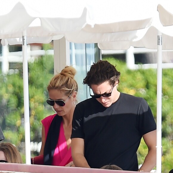 Heidi Klum et son compagnon Vito Schnabel se relaxent dans un l'hôtel du cap Eden roc à l'occasion du 69ème Festival International du Film de Cannes le 15 mai 2016.