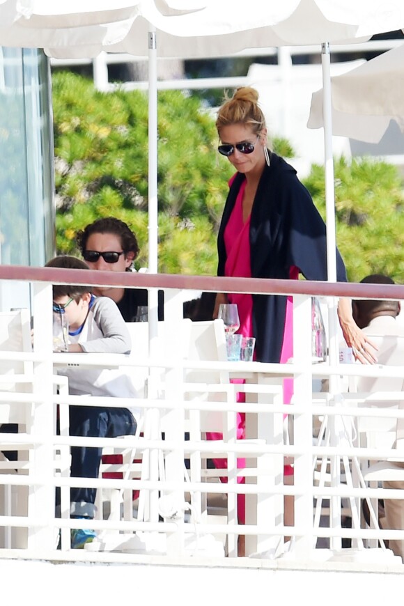 Heidi Klum et son compagnon Vito Schnabel se relaxent dans un l'hôtel du cap Eden roc à l'occasion du 69ème Festival International du Film de Cannes le 15 mai 2016.