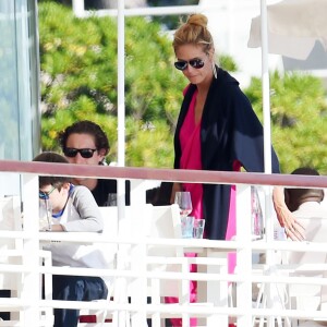 Heidi Klum et son compagnon Vito Schnabel se relaxent dans un l'hôtel du cap Eden roc à l'occasion du 69ème Festival International du Film de Cannes le 15 mai 2016.