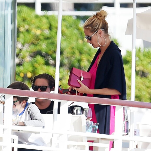 Heidi Klum et son compagnon Vito Schnabel se relaxent dans un l'hôtel du cap Eden roc à l'occasion du 69ème Festival International du Film de Cannes le 15 mai 2016.