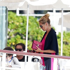 Heidi Klum et son compagnon Vito Schnabel se relaxent dans un l'hôtel du cap Eden roc à l'occasion du 69ème Festival International du Film de Cannes le 15 mai 2016.