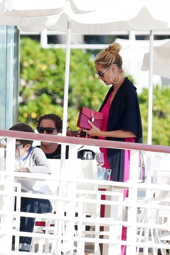 Heidi Klum et son compagnon Vito Schnabel se relaxent dans un l'hôtel du cap Eden roc à l'occasion du 69ème Festival International du Film de Cannes le 15 mai 2016.