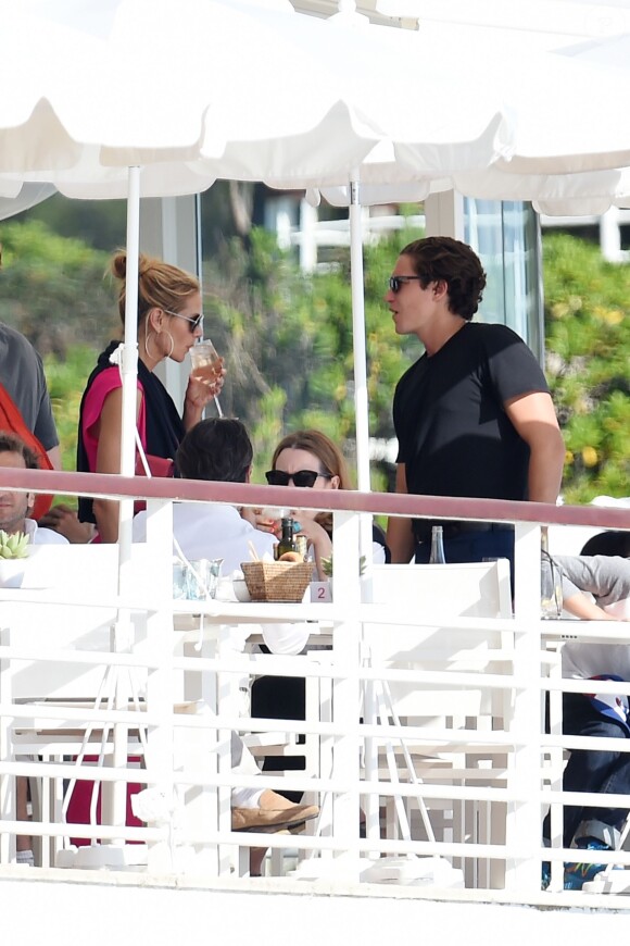Heidi Klum et son compagnon Vito Schnabel se relaxent dans un l'hôtel du cap Eden roc à l'occasion du 69ème Festival International du Film de Cannes le 15 mai 2016.