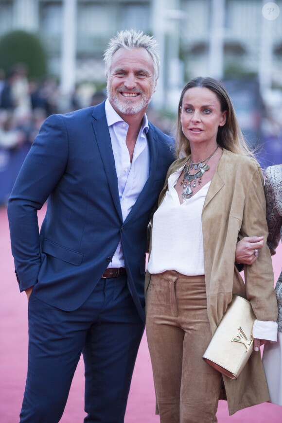 David Ginola et sa femme Coraline sur le tapis rouge du film Life lors du 41e Festival du film américain de Deauville, le 5 septembre 2015. L'ancien footballeur a fait un malaise cardiaque le 19 mai 2016 à Mandelieu-la-Napoule.
