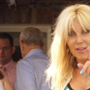 Pamela Bach est allée déjeunée au restaurant pour fêter Pâques. Le 20 avril 2014