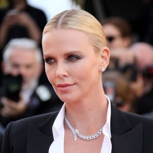 Charlize Theron (bijoux Cartier) - Montée des marches du film "The Last Face" lors du 69ème Festival International du Film de Cannes. Le 20 mai 2016. © Olivier Borde-Cyril Moreau/Bestimage