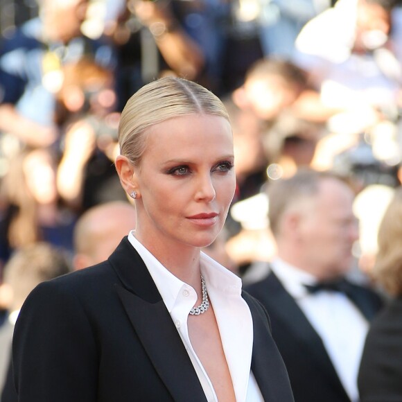 Charlize Theron (bijoux Cartier) - Montée des marches du film "The Last Face" lors du 69ème Festival International du Film de Cannes. Le 20 mai 2016. © Olivier Borde-Cyril Moreau/Bestimage