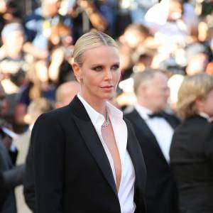 Charlize Theron (bijoux Cartier) - Montée des marches du film "The Last Face" lors du 69ème Festival International du Film de Cannes. Le 20 mai 2016. © Olivier Borde-Cyril Moreau/Bestimage