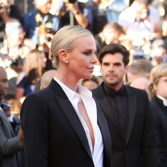 Charlize Theron (bijoux Cartier) - Montée des marches du film "The Last Face" lors du 69ème Festival International du Film de Cannes. Le 20 mai 2016. © Olivier Borde-Cyril Moreau/Bestimage