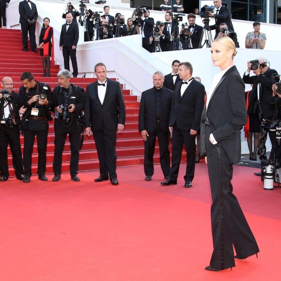 Charlize Theron (bijoux Cartier) - Montée des marches du film "The Last Face" lors du 69ème Festival International du Film de Cannes. Le 20 mai 2016. © Olivier Borde-Cyril Moreau/Bestimage