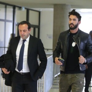 Nabilla Benattia quitte le tribunal de Nanterre avec son compagnon Thomas Vergara le 19 mai 2016. Elle est condamnée à 24 mois de prison dont 6 mois ferme pour avoir poignardé son compagnon Thomas Vergara. Le couple s'embrasse tendrement devant les caméras et sort avec le sourire.