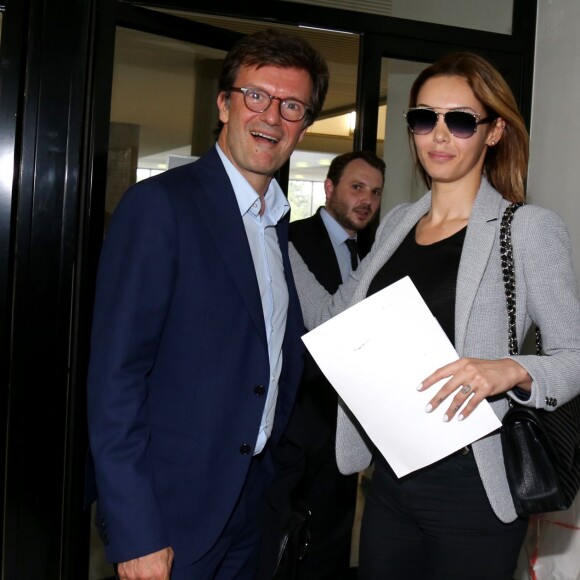 maître Christian Saint-Palais, avocat de Nabilla - Nabilla Benattia quitte le tribunal de Nanterre avec son compagnon Thomas Vergara le 19 mai 2016. Elle est condamnée à 24 mois de prison dont 6 mois ferme pour avoir poignardé son compagnon Thomas Vergara. Le couple s'embrasse tendrement devant les caméras et sort avec le sourire.