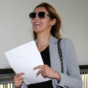 Nabilla Benattia quitte le tribunal de Nanterre avec son compagnon Thomas Vergara le 19 mai 2016. Elle est condamnée à 24 mois de prison dont 6 mois ferme pour avoir poignardé son compagnon Thomas Vergara. Le couple s'embrasse tendrement devant les caméras et sort avec le sourire.
