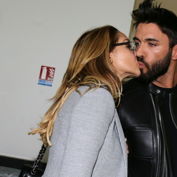 Nabilla Benattia quitte le tribunal de Nanterre avec son compagnon Thomas Vergara le 19 mai 2016. Elle est condamnée à 24 mois de prison dont 6 mois ferme pour avoir poignardé son compagnon Thomas Vergara. Le couple s'embrasse tendrement devant les caméras et sort avec le sourire.