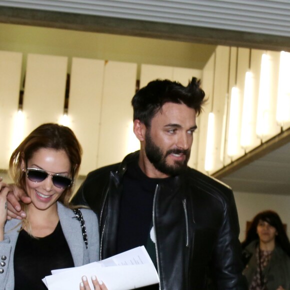 Nabilla Benattia quitte le tribunal de Nanterre avec son compagnon Thomas Vergara le 19 mai 2016. Elle est condamnée à 24 mois de prison dont 6 mois ferme pour avoir poignardé son compagnon Thomas Vergara. Le couple s'embrasse tendrement devant les caméras et sort avec le sourire.