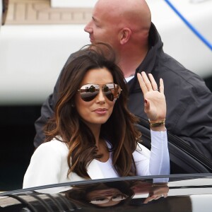 Eva Longoria quitte un yacht lors du 69 ème Festival International du Film de Cannes le 13 mai 2016.