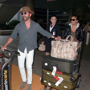 Eva Longoria et son fiancé Jose Baston arrivent à l'aéroport de LAX à Los Angeles. Elle porte fièrement sa magnifique bague de fiançailles XXL!, le 24 décembre 2015.