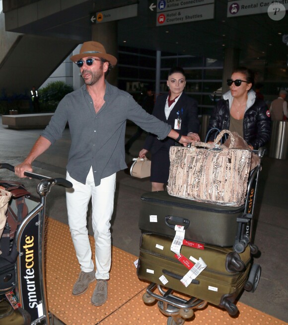 Eva Longoria et son fiancé Jose Baston arrivent à l'aéroport de LAX à Los Angeles. Elle porte fièrement sa magnifique bague de fiançailles XXL!, le 24 décembre 2015.