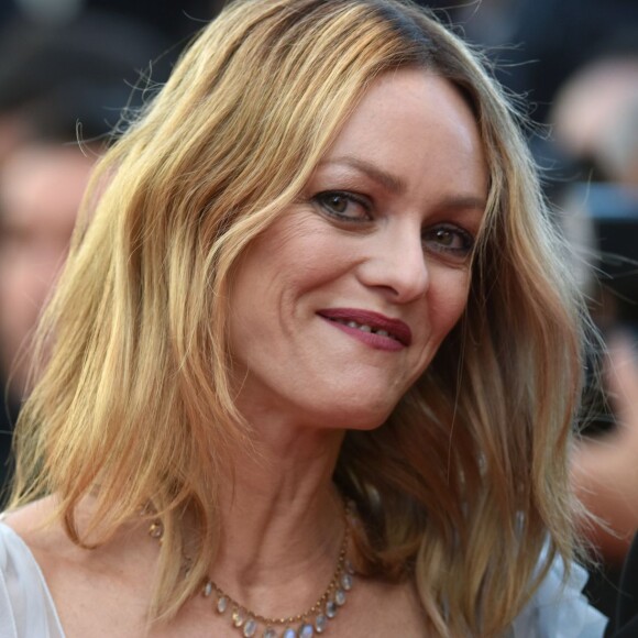 Vanessa Paradis dans une robe John Galliano - Montée des marches du film "The Last Face" lors du 69ème Festival International du Film de Cannes. Le 20 mai 2016. © Giancarlo Gorassini/Bestimage