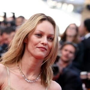 Vanessa Paradis en Chanel - Montée des marches du film "La fille inconnue" lors du 69ème Festival International du Film de Cannes. Le 18 mai 2016.