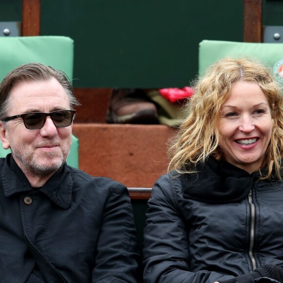 Tim Roth et sa femme Nikki dans les tribunes des Internationaux de France de tennis de Roland-Garros à Paris le 23 mai 2016. © Dominique Jacovides/Bestimage